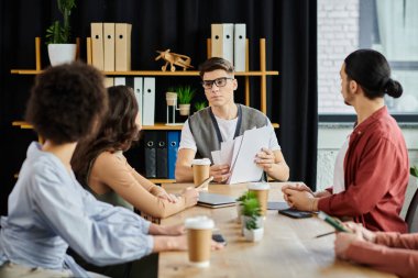 Meslektaşlar birlikte otururken iş hakkında ciddi tartışmalara girerler..