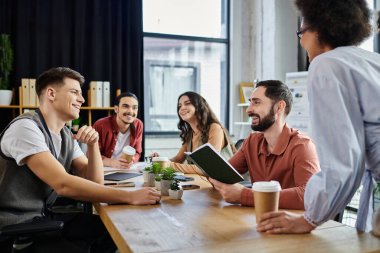 Yetenekli profesyoneller iş değişikliklerini yönetirken dostça sohbet ederler.