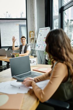 İş arkadaşları ofiste bir anlık bağlantıyı paylaşıyorlar.