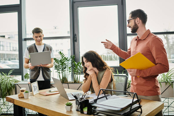 Члены команды тщательно взаимодействуют в современном офисе.