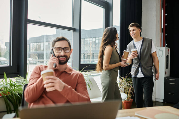 Профессионалы разделяют легкий момент, наслаждаясь кофе вместе.