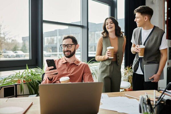 Коллеги разделяют светлые моменты в современном офисе.