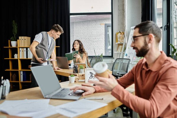 Группа коллег, участвующих в дискуссиях в современном офисе.