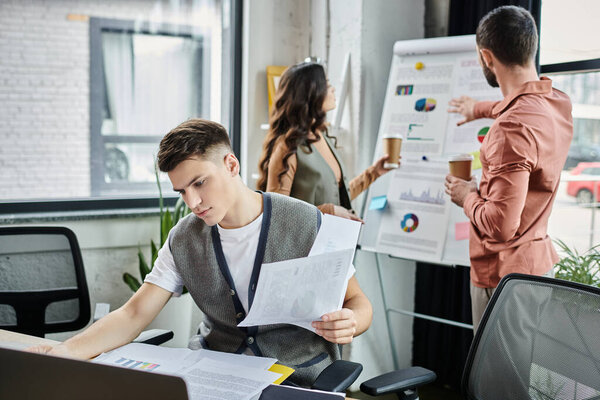 Профессионалы ведут серьезные дискуссии, элегантно одеваясь в современном офисе.