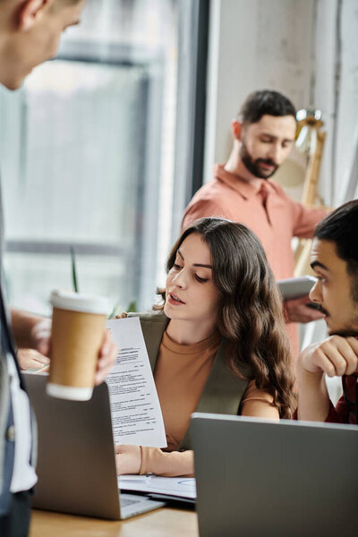 Члены команды сотрудничают и взаимодействуют в офисе.