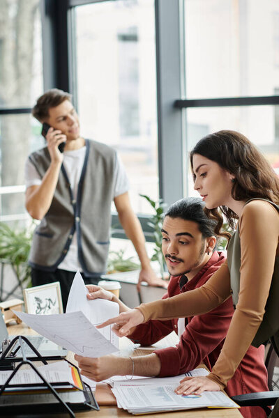 Члены группы просматривают документы во время рабочего процесса.