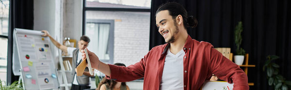 Команда коллег во время дискуссии об увольнении.