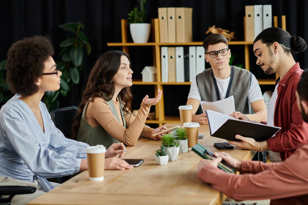 Члены команды вдумчиво беседуют в сложное время.