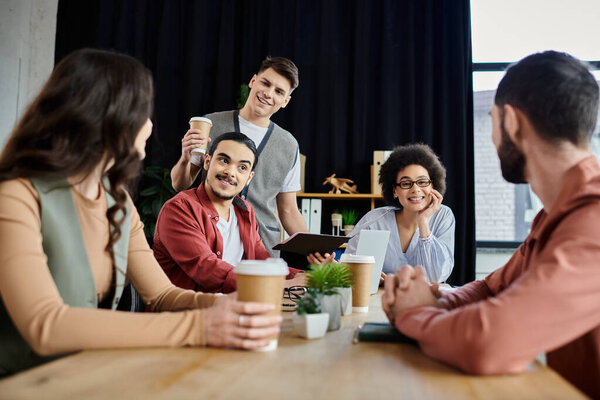 Члены группы участвуют в поддерживающих беседах на работе.