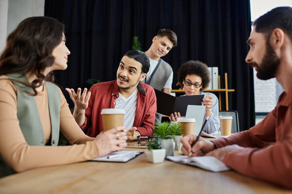 Группа коллег обсуждает проблемы в ходе рабочего процесса в элегантной обстановке.