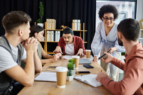 Группа коллег обсуждает процесс увольнения в неформальной обстановке.