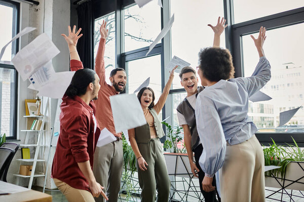 Коллеги с радостью празднуют вместе в офисе.