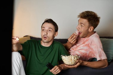 Sevgi dolu bir çift, film gecelerinde kahkaha ve patlamış mısır paylaşır..