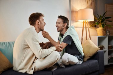 İki adam samimi bir anı paylaşır. Kahkaha ve aşkla dolu sıcak oturma odalarında..