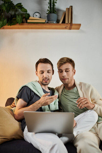 Два партнера делят уютный момент, исследуя что-то вместе в Интернете.