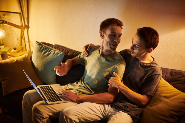 Любящая пара наслаждается друг другом дома, делясь улыбками и теплотой.