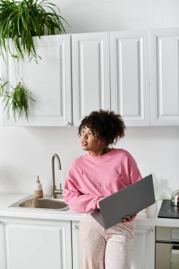 Evde dinlenmeyi seviyor, laptopuyla meşgul..