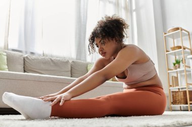 Genç bir kadın rahat yaşam alanında gerilmekten hoşlanır..