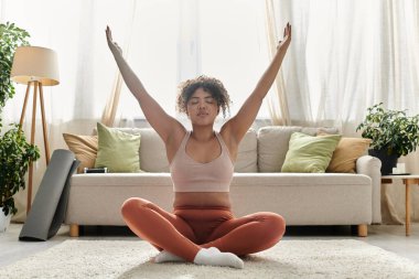 Doğal ışıkla dolu rahat bir yaşam alanında dinleniyor ve meditasyon yapıyor..
