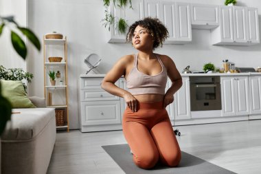 Genç bir kadın yoga yapıyor, lüks yaşam alanında sükuneti kucaklıyor..