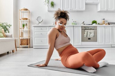 Genç bir kadın evinde bir anlık rahatlama ve kendine bakımı kucaklıyor..