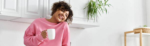 Молодая женщина расслабляется дома с чашкой своего любимого напитка.