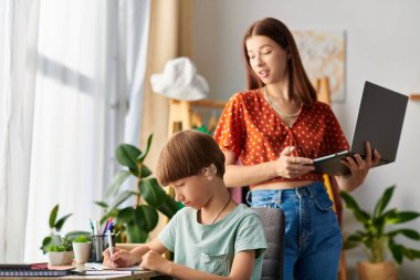 Bir anne, oğlunun rahat yaşam alanında sanat yaratırken ona destek olur..