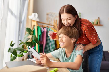 Bir anne oğluyla tatlı bir anı paylaşır, o da akıllı telefonuyla oynar..