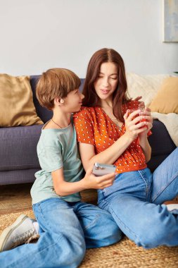 Bir anne oğluyla güzel bir anın tadını çıkarır, kahkaha ve bağlılık dolu..