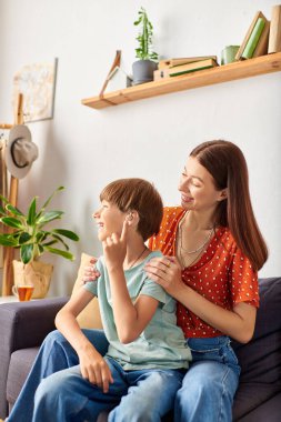 Bir anne evdeki işitme engelli oğluyla neşeli bir anı paylaşır..