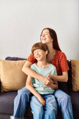 Bir anne, işitme engelli oğluyla yürekten bir gülüşü paylaşır..