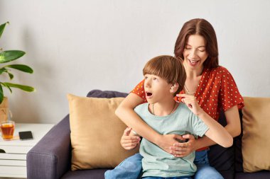 Bir anne işitme engelli oğluyla oynar, sevgiyi ve bağlantıyı teşvik eder..