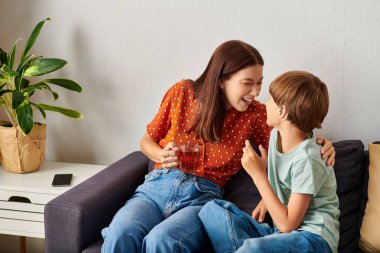 Sevgi dolu bir anne, işitme engelli çocuğuyla neşeli bir anı paylaşır..