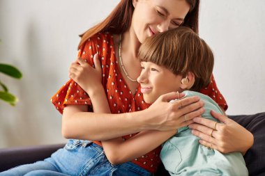 Bir anne ile işitme engelli çocuğu arasında sevgi dolu bir an..