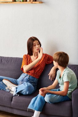 Bir anne, işitme engelli oğluyla samimi bir konuşma yapar..
