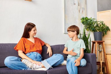 Bir anne ile işitme engelli çocuğu arasındaki sevgi değiş tokuşu..