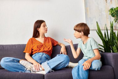 Bir anne ve oğlu samimi bir sohbeti samimi oturma odalarında paylaşıyorlar..