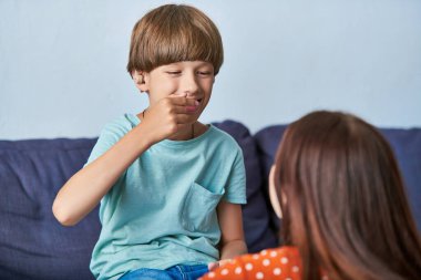 Bir anne ile işitme engelli oğlu arasındaki sevgi dolu bir an..