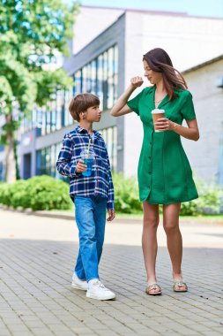 Bir anne, işitme engelli oğluyla dışarıda keyifli bir anın tadını çıkarır..