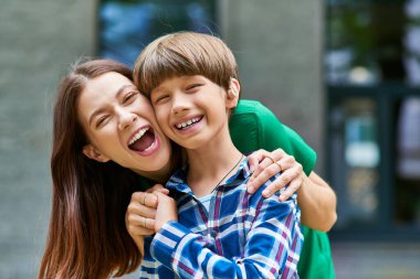 Bir anne ve oğlu birlikte neşe ve neşe dolu eğlenceli anların tadını çıkarırlar..