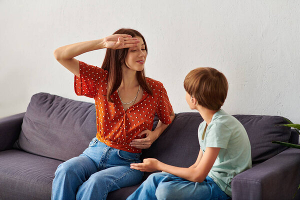 Мать и ее слабослышащий сын наслаждаются радостным общением..