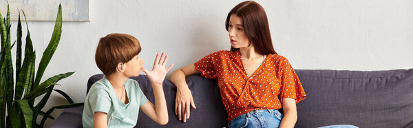 Мать с радостью связывается со своим слабослышащим сыном в уютный день.