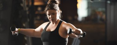 Motive olmuş genç bir kadın aktif spor yaparken güç ve güven gösteriyor..