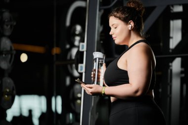 Büyük beden bir kadın spor salonundaki antrenmanına odaklanır. Formunu ve kendini sevmesini kutlar..
