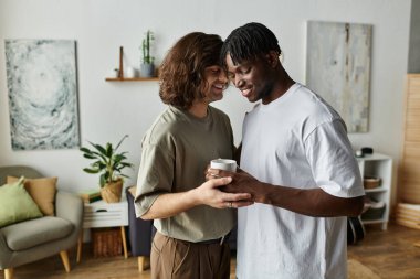 İki ortak sıcak ve samimi bir anı paylaşır, gülümser ve bir bardak tutarlar..