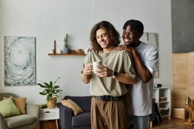 Sevgi dolu eşler, evlerine davet ettikleri sıcak içecekleri paylaşırken birbirlerinin keyfini çıkarırlar..