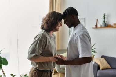 İki ortak aynı hassas anı paylaşıyor, gülümsüyor ve samimi yaşam alanlarında derin bir bağ kuruyorlar..