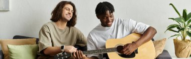 İki ortak gitar çalarken ve birlikte eğlenirken aynı anda mutlu olurlar..