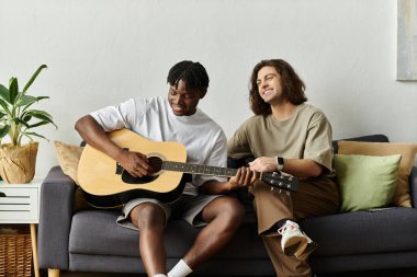 Mutlu bir çift evde gitar çalarken birbirlerinden hoşlanırlar..