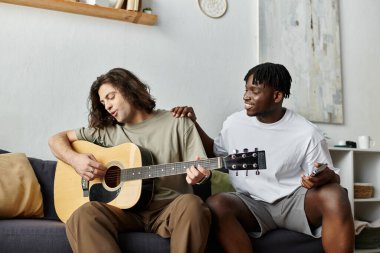 İki ortak, gitar çalarken ve oturma odalarında kahkahalar atarken aynı hassas anı paylaşırlar..